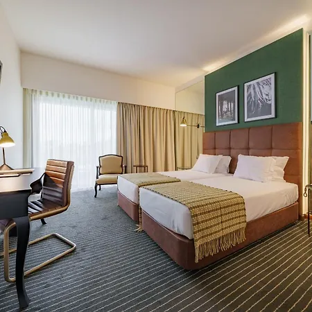- Hotel, Termas & Hotel
